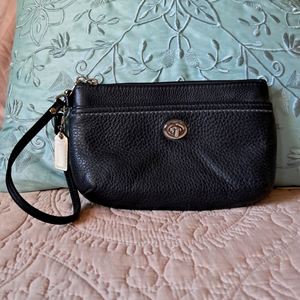 Coach Zip Turnlock Black Pebble Leather Wristlet Wallet w/ Contrasting Bag Charm